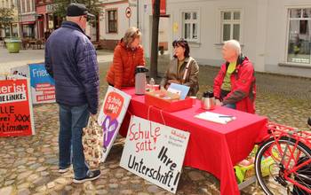 Foto: Die Linke Spremberg, 23.04.2024 - Mitglieder der Spremberger Linken am Spremberger Bullwinkelplatz mit ihrem Infostand